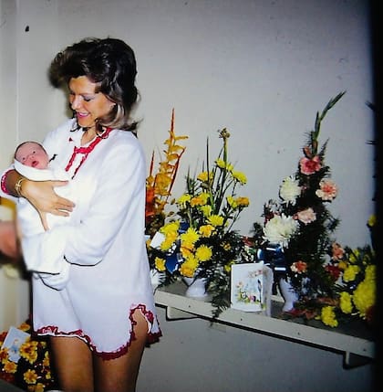 Maye Musk y su hijo Elon. Con esta fotografía celebró los 50 años del empresario (@mayemusk)