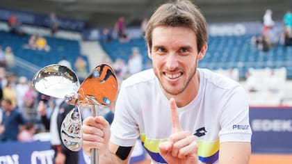Mayer, con su trofeo en Hamburgo; este martes debutará en la qualy del US Open