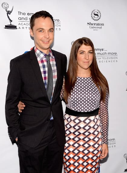Mayim Bialik junto a su compañero de elenco en The Big Bang Theory