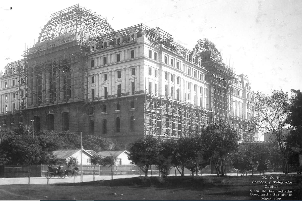 Mayo de 1922. Edificio de Correos y Telégrafos. La imagen muestra las fachadas de Bouchard y Sarmiento.