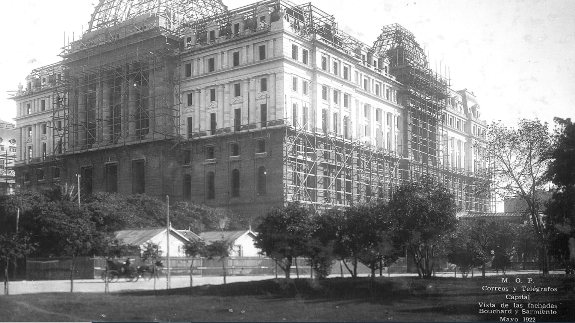 Mayo de 1922. Edificio de Correos y Telégrafos. La imagen muestra las fachadas de Bouchard y Sarmiento.
