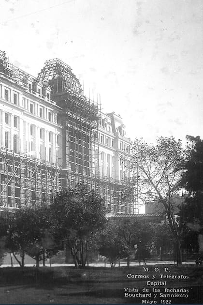 Mayo de 1922. Edificio de Correos y Telégrafos. La imagen muestra las fachadas de Bouchard y Sarmiento.