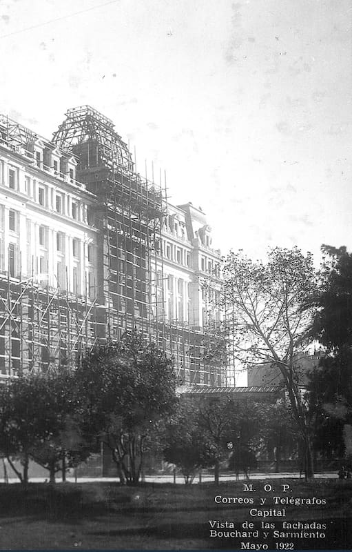 Mayo de 1922. Edificio de Correos y Telégrafos. La imagen muestra las fachadas de Bouchard y Sarmiento.