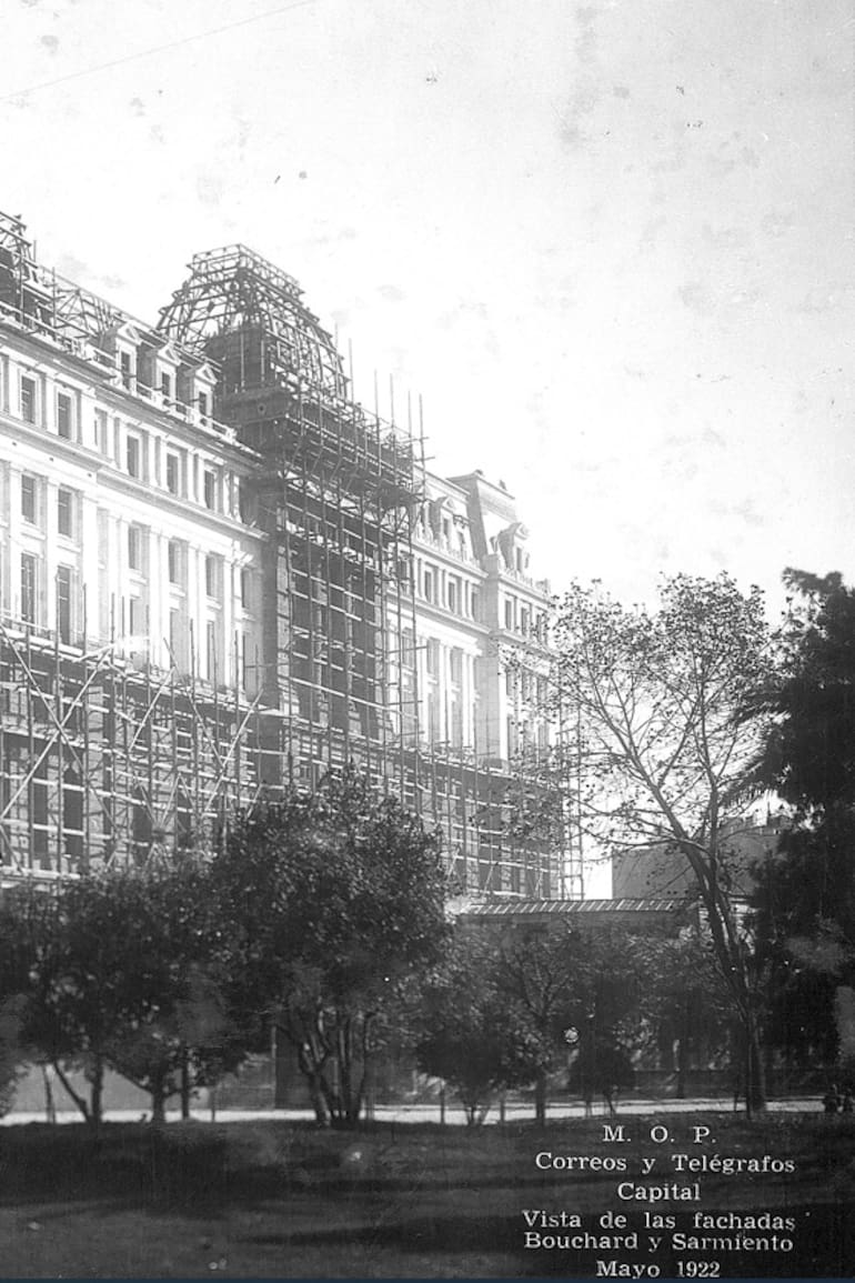 Mayo de 1922. Edificio de Correos y Telégrafos. La imagen muestra las fachadas de Bouchard y Sarmiento.