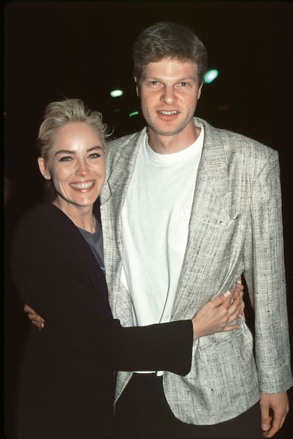 Mayo de 2004, con el productor de cine y filántropo Steve Bing. Este mismo año terminarían con catorce años de amor