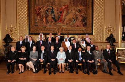 Mayo de 2012. Simeón de Bulgaria junto a Isabel II, rodeado por la mayoría de las cabezas de las Casas Reales, en una recepción por el jubileo de la reina del Reino Unido (Photo by John Stillwell - WPA Pool/Getty Images)