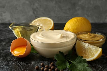Mayonesa casera con limón, huevo y aceite.