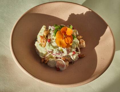 Mayonesa ‘cevichera’ de Mudrá, una emulsión a base de almendras con cilantro, ají putaparió, apio, jugo de limón, lima y sal marina
