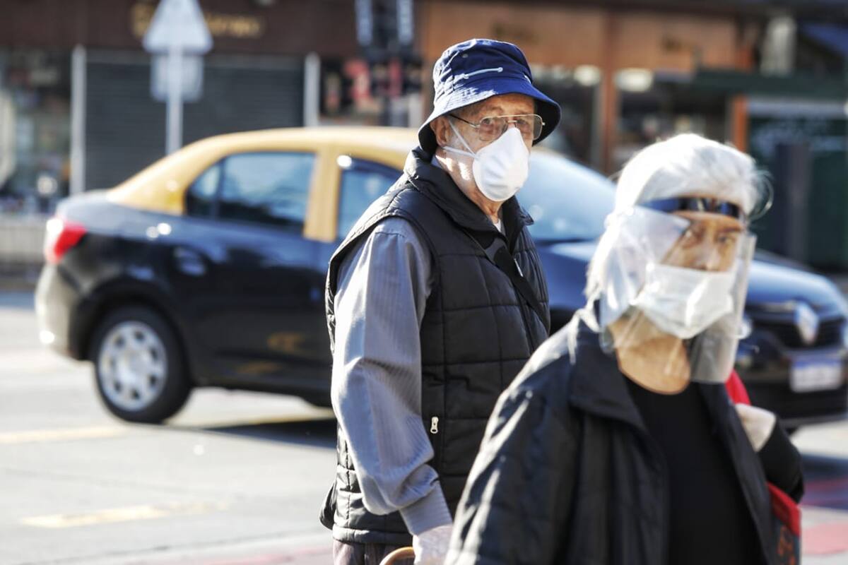 Mayores de 70 años en la calle