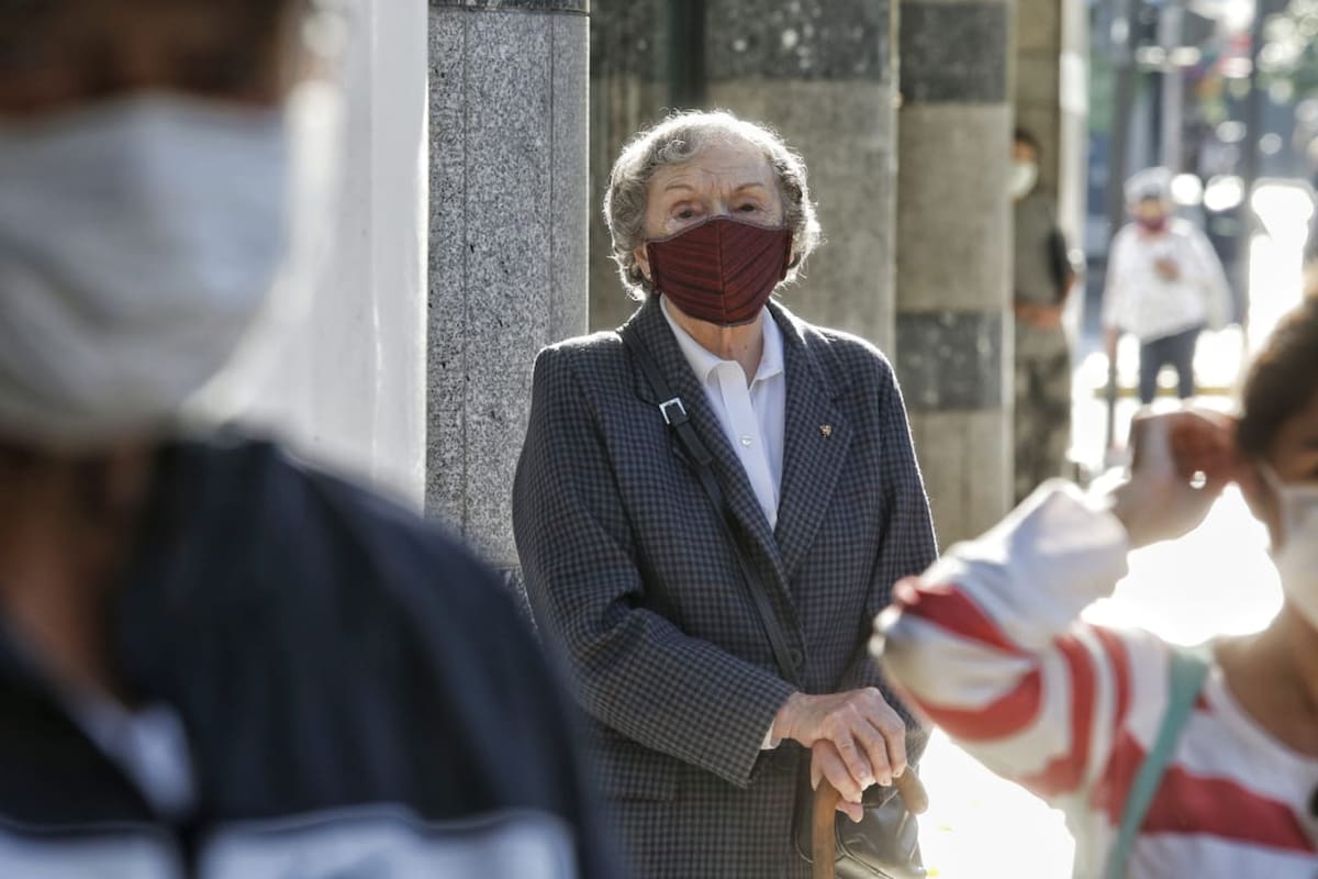 Mayores de 70 años en la calle