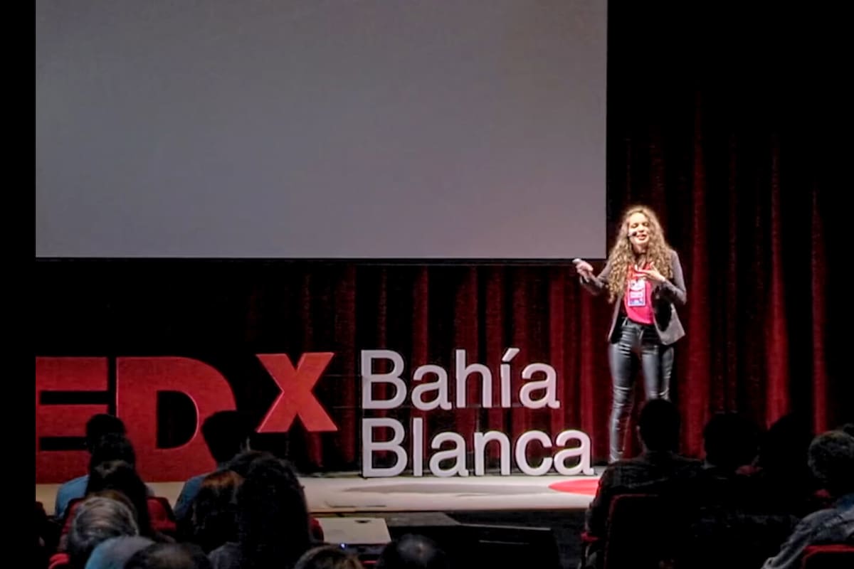 Mayra Arena en su exposición en Bahía Blanca