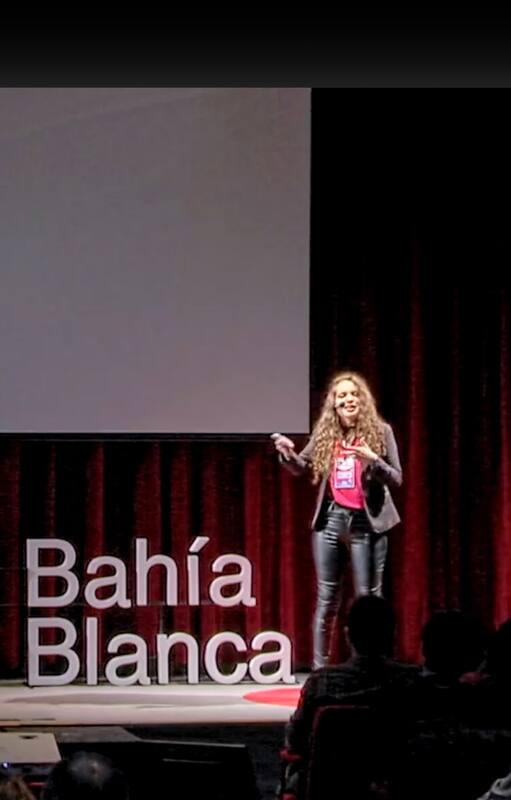Mayra Arena en su exposición en Bahía Blanca