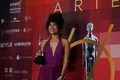 Mayra Batalla con su premio a mejor coactuación femenina por "Noche de Fuego" en la 64a edición del Premio Ariel del cine mexicano en la Ciudad de México el 11 de octubre de 2022. (Foto AP/Marco Ugarte)
