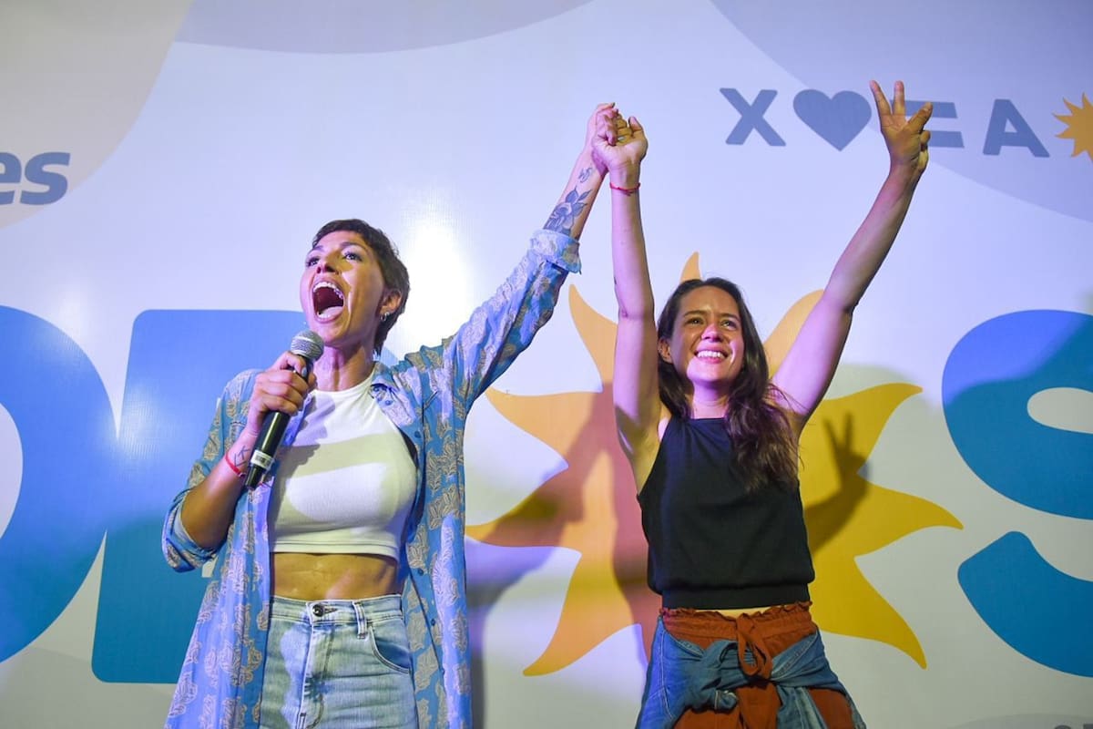 Mayra Mendoza celebró la remontada con Cecilia Soler, quien lideró su lista de concejales