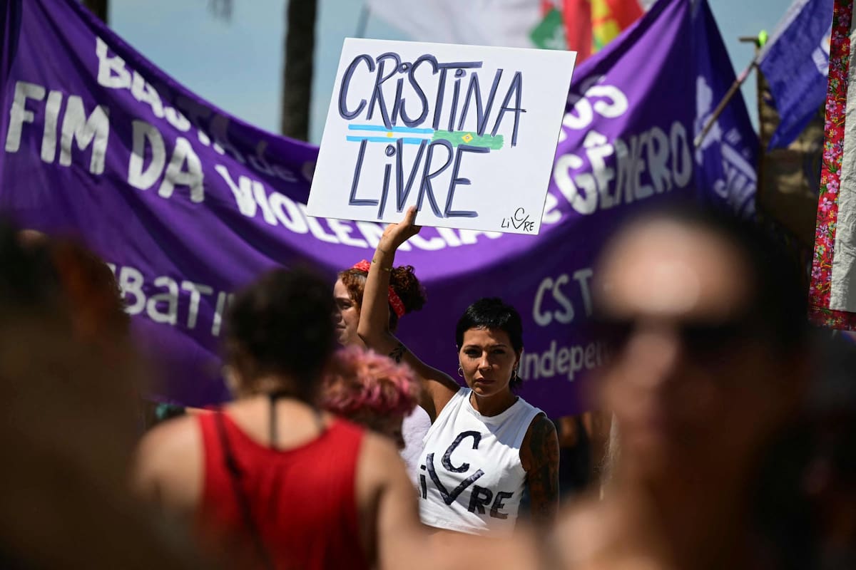 Mayra Mendoza, con una pancarta y una remera con consignas por la libertad de Cristina Kirchner, este domingo, en Rio de Janeiro