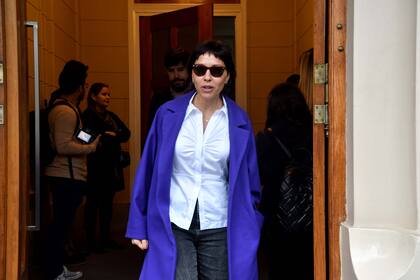 Mayra Mendoza de Quilmes se retira del encuentro.
El gobernador Axel Kicillof mantuvo hoy una reunión de coordinación de campaña electoral con intendentes bonaerenses, en un salón de la ciudad de La Plata.