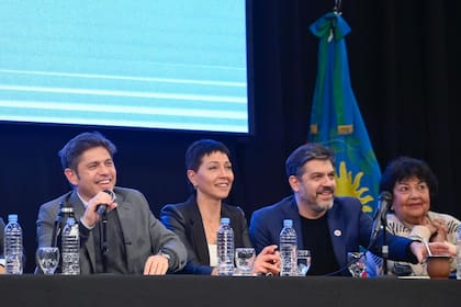 Mayra Mendoza, flanqueada por Axel Kicillof y Carlos Bianco, con quien tuvo duras fricciones