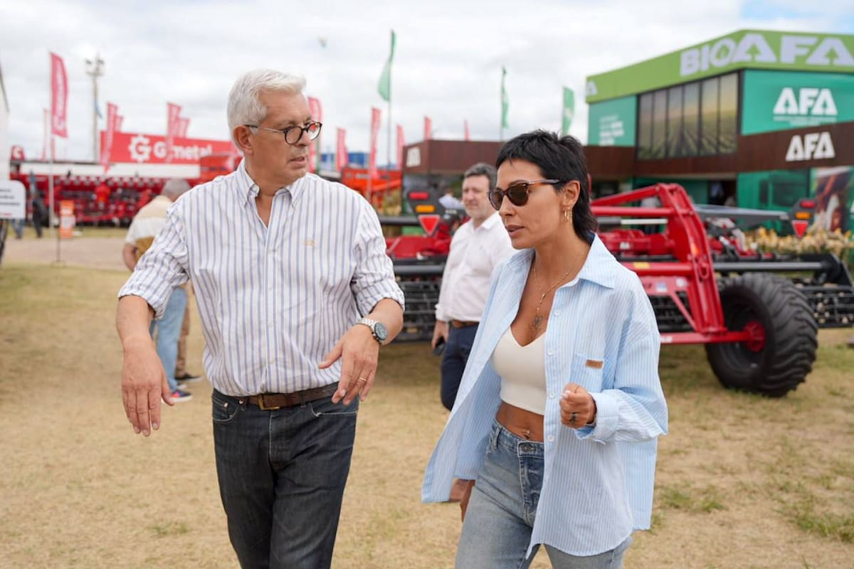 Mayra Mendoza junto a Julián Domínguez en Expoagro