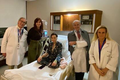 Mayra Mendoza recibió este lunes la visita de la vicepresidenta Cristina Kirchner; en la foto está acompañada por el cirujano Pedro Saco
