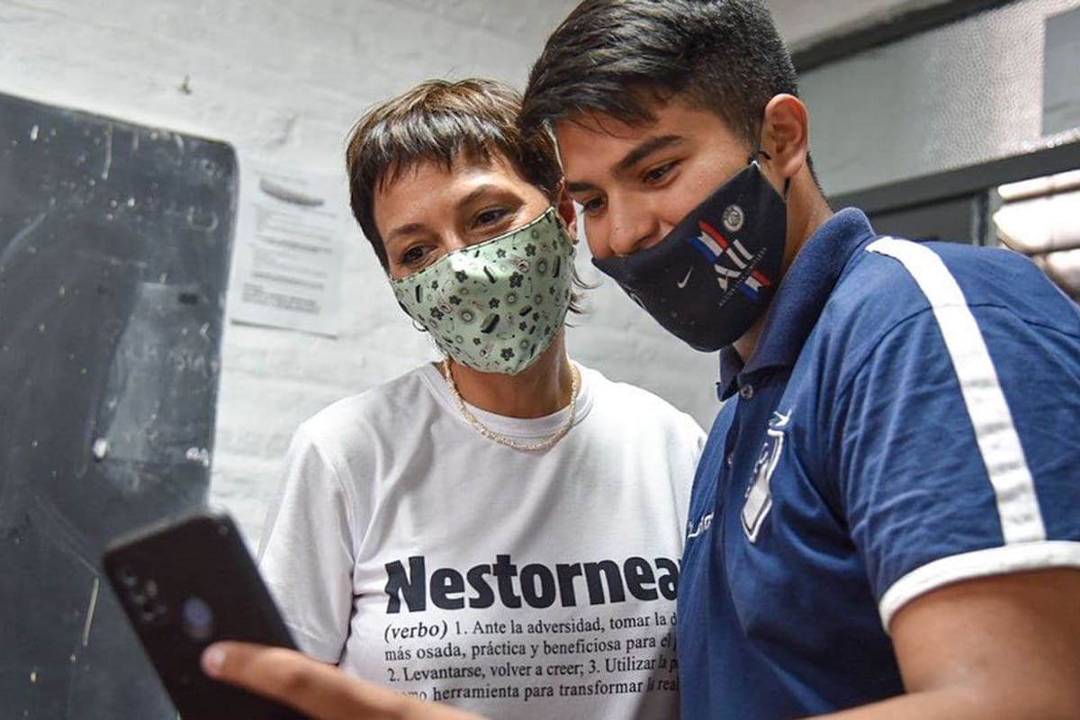 Mayra Mendoza utilizó una remera que dice "Nestornear"