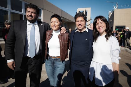 Mayra Mendoza y Axel Kicillof, el jueves, en Quilmes, acompañados por Juan Martín Mena (ministro de Seguridad provincial) y Cecilia Soler (candidata a concejala y funcionaria quilmeña)