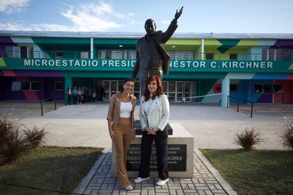 Mayra Mendoza y Cristina Kirchner, con la estatua de Néstor Kirchner que estaba en la Unasur como fondo, el sábado 27 de abril, en Quilmes