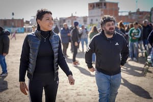 Mayra Mendoza y Facundo Tignanelli, durante una actividad de campaña