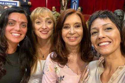 Mayra Mendoza y Luana Volnovich junto a Cristina Kirchner