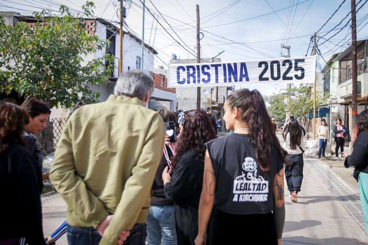 Mayra Mendoza y Máximo Kirchner recorrieron obras en Villa Itatí y compartieron un locro con los vecinos