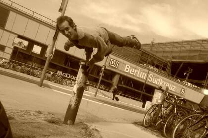Mayurasana, una postura clásica del yoga, en Berlín