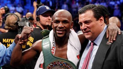 Mauricio Sulaiman, presidente del Consejo Mundial de Boxeo, con Floyd Mayweather
