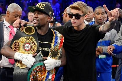 Mayweather junto a Bieber, tras derrotar a Canelo Alvarez en septiembre pasado