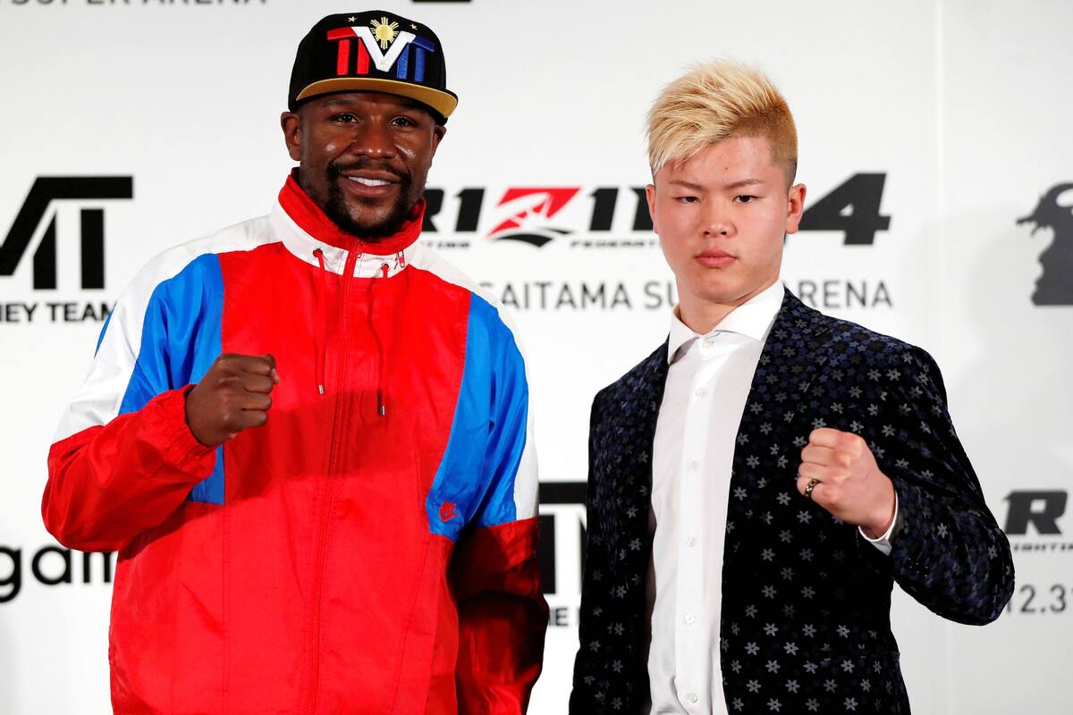 Mayweather posa con Tenshin Nasukawa, su rival en el combate de artes marciales mixtas