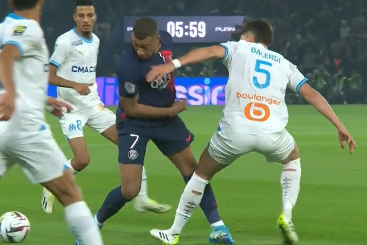Mbapé engancha ante Balerdi y en el contacto con el zaguero argentino se le tuerce el tobillo izquierdo, cuando apenas se jugaban 6 minutos del clásico francés entre PSG y el Marsella
