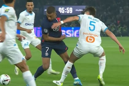 Mbapé engancha ante Balerdi y en el contacto con el zaguero argentino se le tuerce el tobillo izquierdo, cuando apenas se jugaban 6 minutos del clásico francés entre PSG y el Marsella
