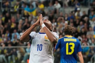 Mbappé anota en la victoria de Francia 2-0 sobre Ucrania en la clasificación para la Copa del Mundo