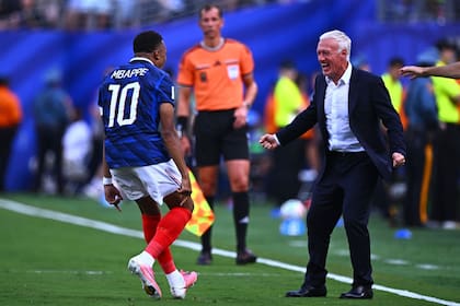 Mbappé bancó a Deschamps, que se rindió a sus pies: la dedicatoria del goleador y la reverencia del DT.