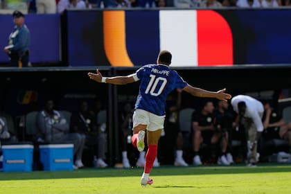 Mbappé celebra uno de sus dos goles ante Senegal