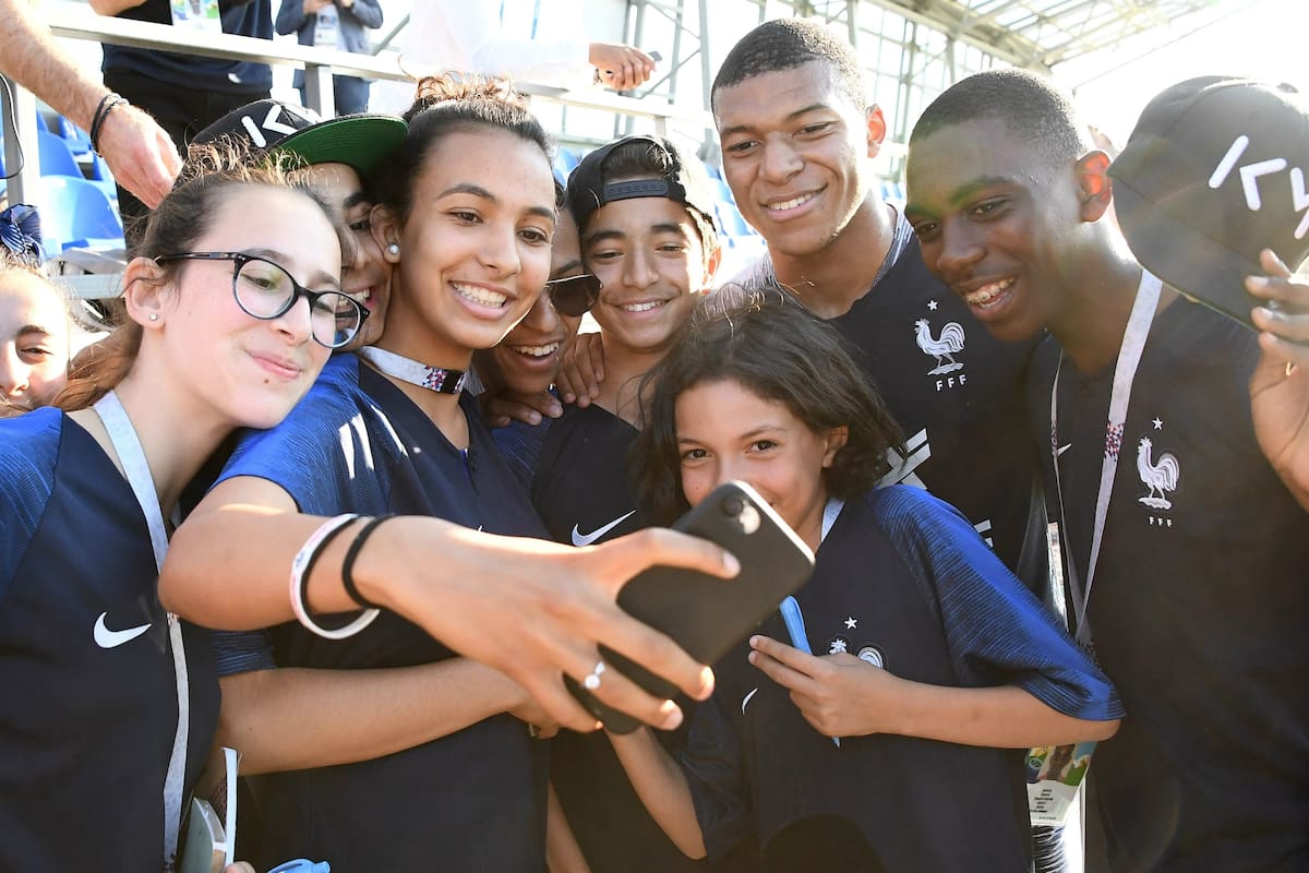 Mbappé, con los hinchas franceses que no se querían perder una selfie con el ídolo