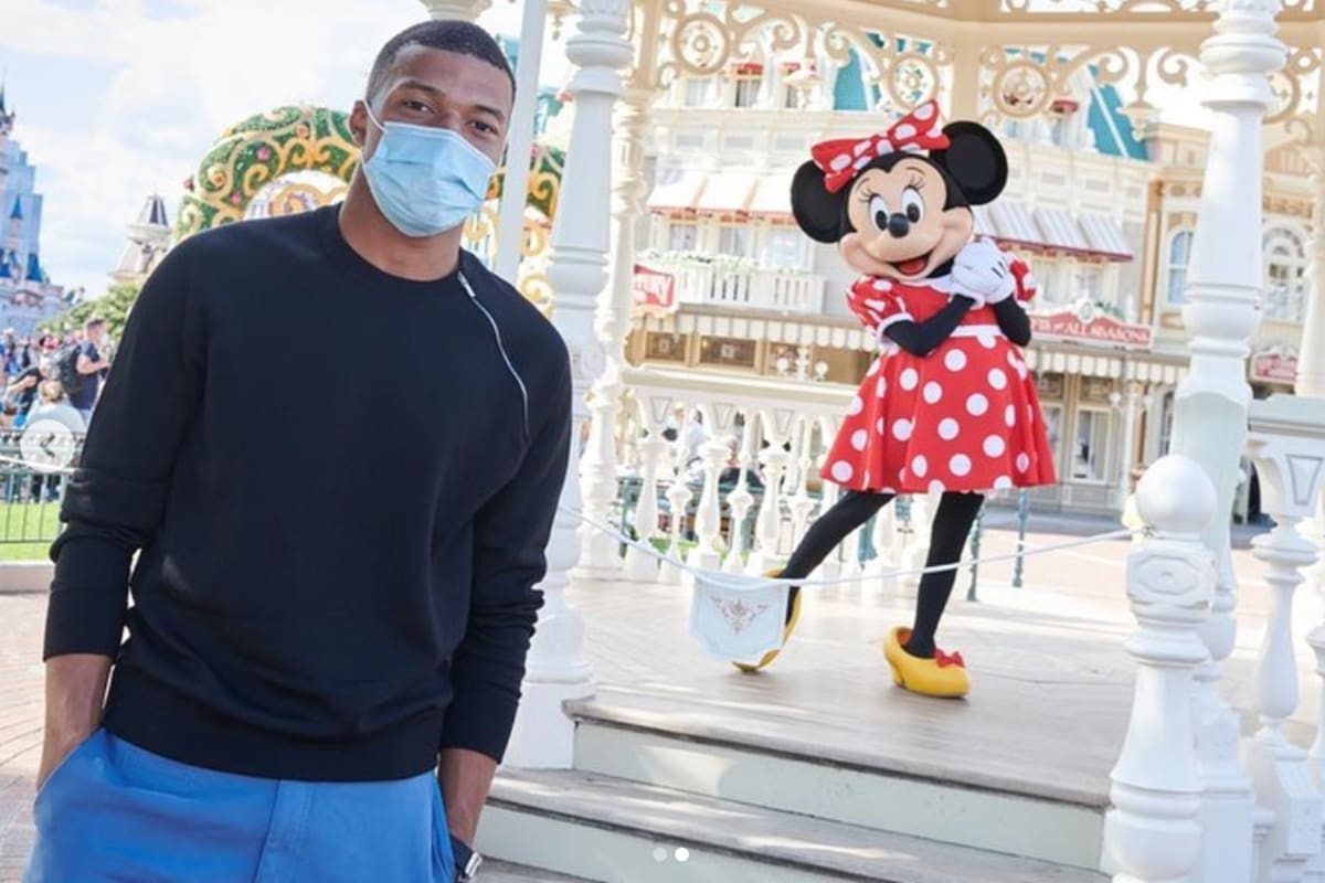 Mbappé con Minnie: una de las imágenes que el atacante francés difundió en sus redes sociales en medio de la locura por la llegada de Messi a PSG