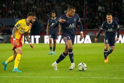 Mbappé controla la pelota durante el partido con Lens