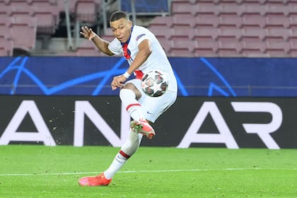 Mbappé culmina su obra: de su botín derecho salió la pelota rumbo al arco de Ter Stegen: será su tercer gol en el Camp Nou.