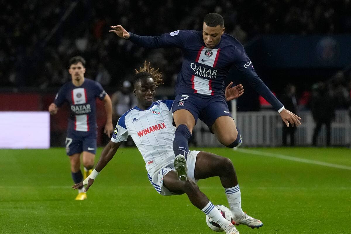 Mbappé en acción ante Racing de Estraburgo, durante una de las fechas de la Celebration Week de la liga de Francia