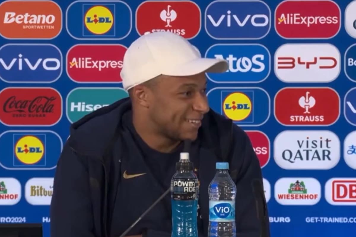 Mbappé en conferencia de prensa.