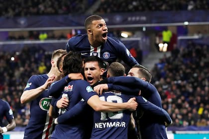 Mbappé, en lo más alto de la celebración. Anotó un gol espectacular
