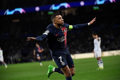 Mbappé festeja uno de sus goles en el 2-1 de Paris Saint Germain ante Real Sociedad