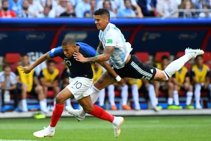 Mbappé, imparable: el momento en el que Rojo le comete el penal que derivó en el 1-0 francés