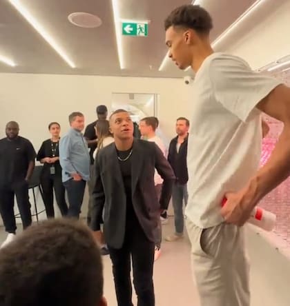 Mbappé mira desde abajo al "extraterrestre"