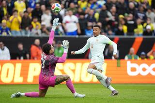 Francia le ganó a Brasil con dos golazos: y eso que jugó casi un tiempo con diez por la roja a Upamecano