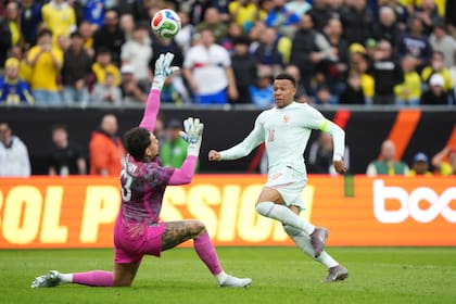 Mbappé pica la pelota con clase y anota el 1-0 de Francia ante Brasil
